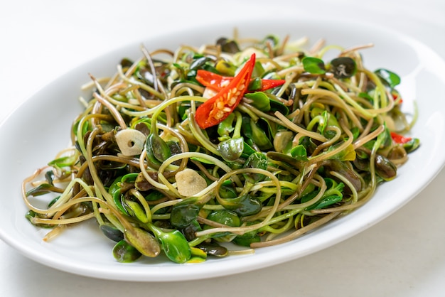 Fried Sunflower Sprout con salsa di ostriche