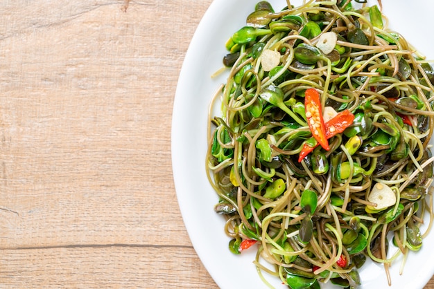 Fried Sunflower Sprout con salsa di ostriche