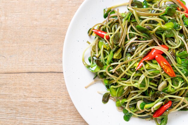 Fried Sunflower Sprout con salsa di ostriche