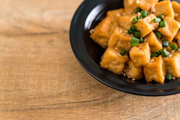 Fried Tofu in una ciotola con sesamo