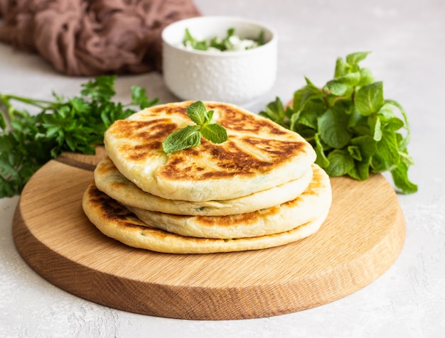 Friggere la focaccia con erbe e formaggio