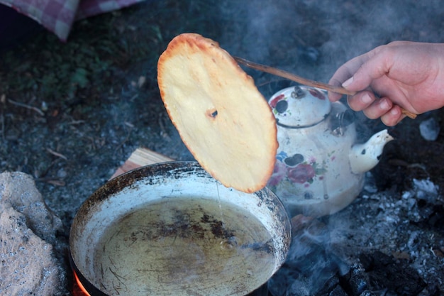 Friggere la pasta nel fuoco di legna