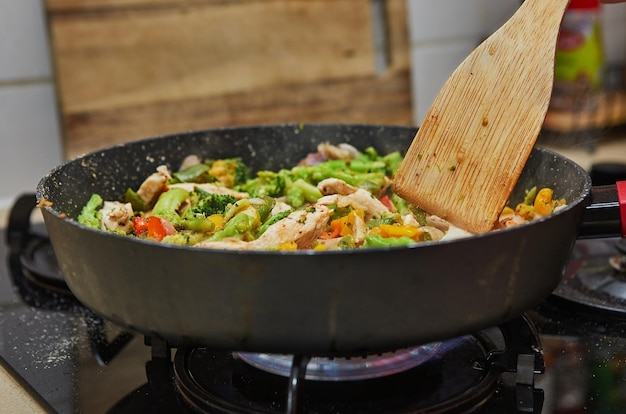 Friggere le verdure che si cucinano sulla stufa