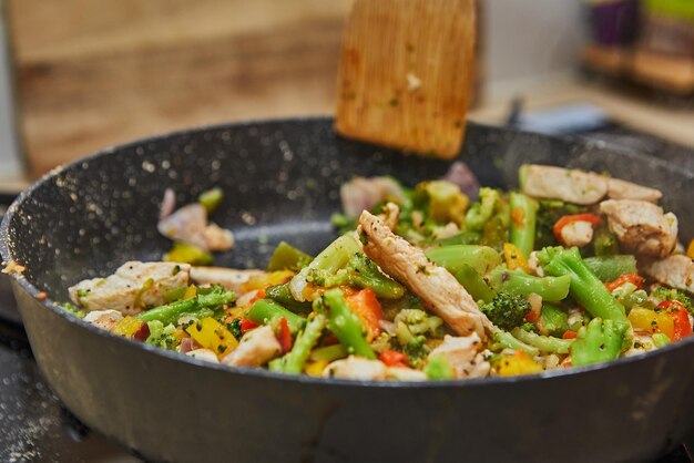 Friggere le verdure che si cucinano sulla stufa