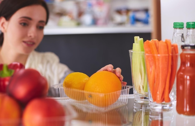 Frigorifero aperto con frutta fresca e verdura frigorifero aperto