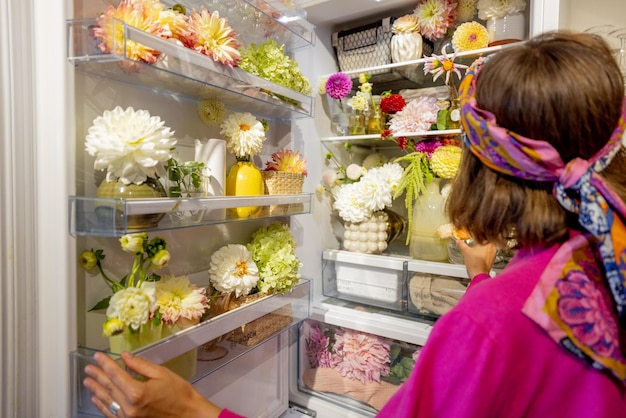 Frigorifero pieno di diversi fiori carini