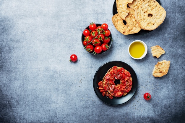 Friselle al pomodoro, olio e origano