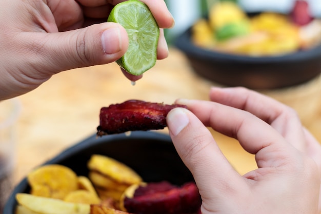 Fritanga o picada, cibo tradizionale colombiano.