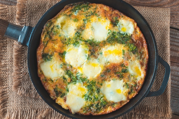 Frittata con carne macinata e mozzarella in padella