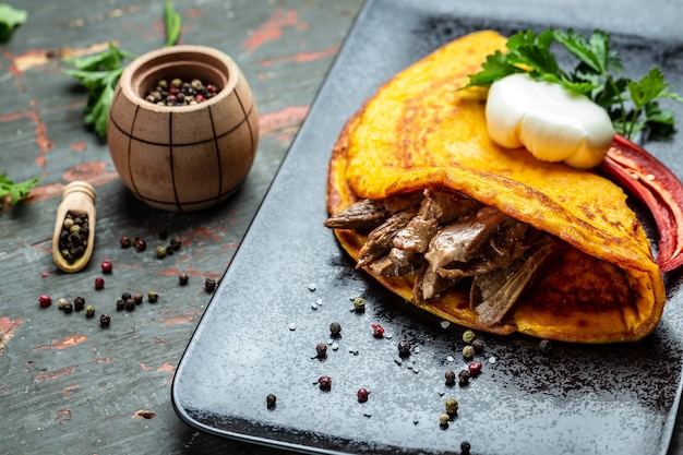 Frittata con carne, uovo in camicia e prezzemolo su una struttura di legno rustica. Cibo sano, dieta chetogenica, concetto di pranzo dietetico