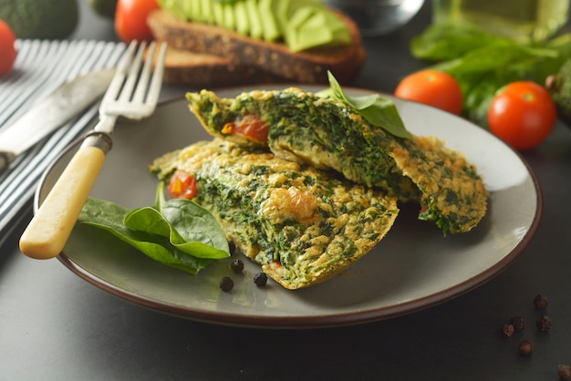 Frittata con foglie di spinaci Frittata salutare per perdere peso