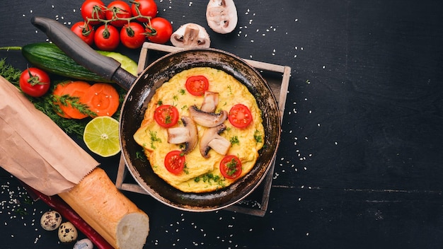 Frittata con funghi e verdure fresche e noci su una padella Su uno sfondo di legno Vista dall'alto Spazio di copia