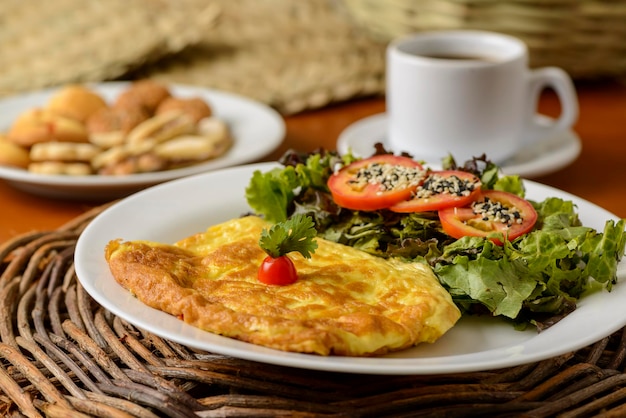 Frittata con insalata di verdure servita a colazione.