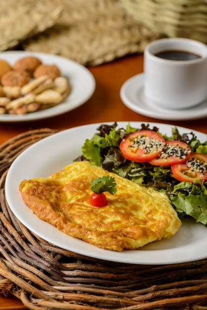 Frittata con insalata di verdure servita a colazione.