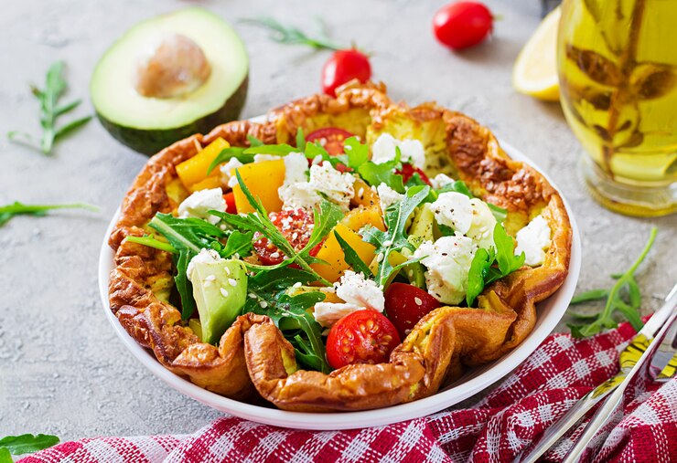 Foto frittata con pomodori freschi, avocado e mozzarella. insalata di frittata prima colazione.