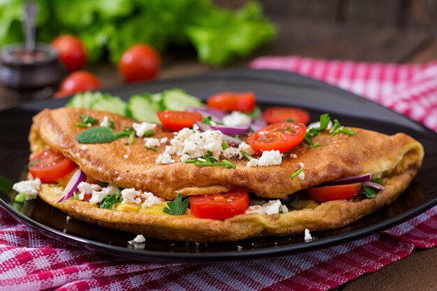 Frittata con pomodori, prezzemolo e feta sulla banda nera.