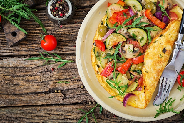 Frittata con pomodori, zucchine e funghi.