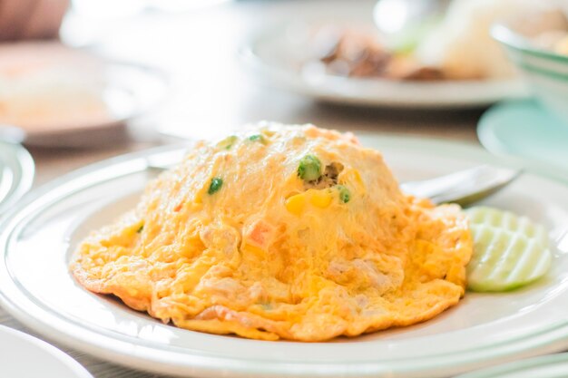 Frittata con riso su un piatto bianco