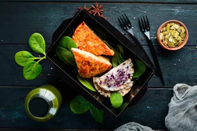 Frittata con verdure e spinaci Cibo sano ristorante consegna piatto Vista dall'alto Spazio libero per il testo