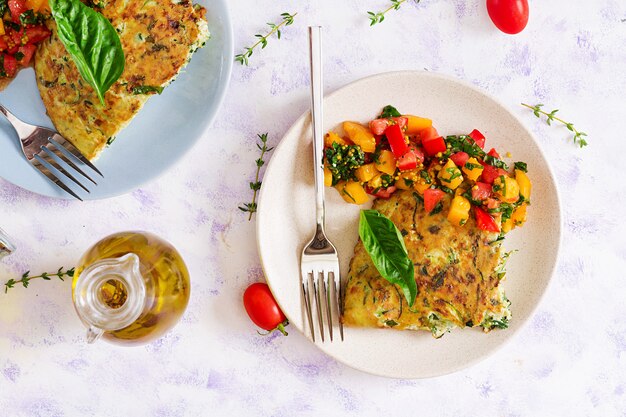 Frittata con zucchine, formaggio, basilico e salsa di pomodoro.