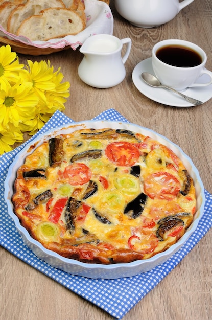 Frittata di melanzane, porri, pomodori e pepe con formaggio