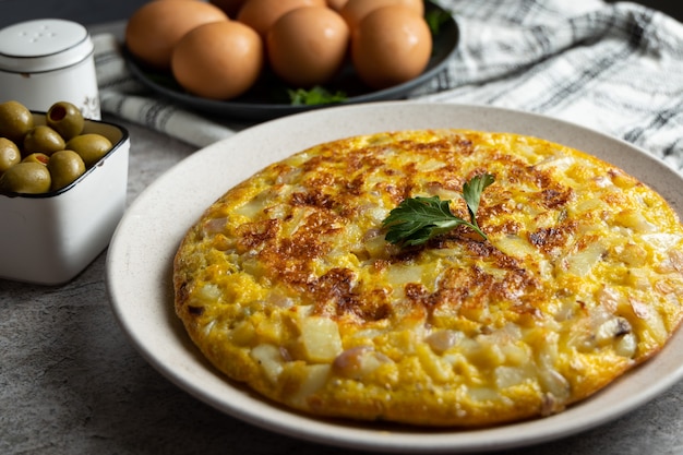 Frittata di patate con uova servita su tavola di marmo