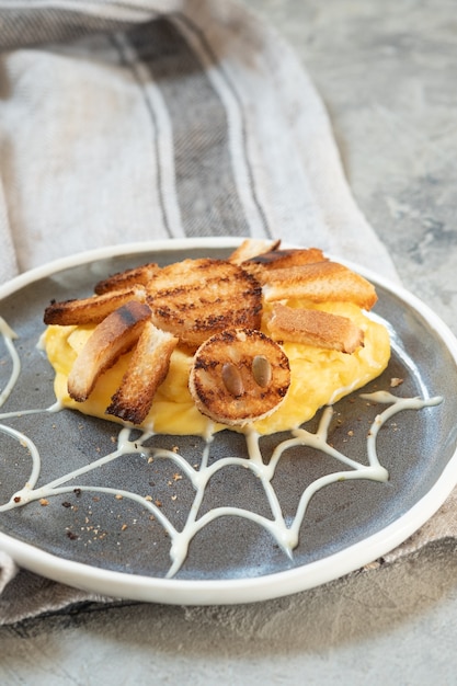 Frittata di ragno divertente per la colazione dei bambini di Halloween