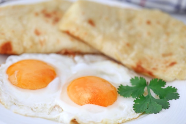 Frittata di uova con pane tortilla in un piatto come colazione sana