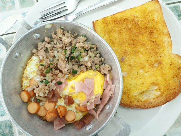 Frittata e fetta di pane sul piatto piatto.