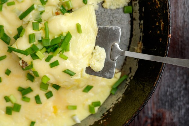 Frittata fatta in casa sulla vecchia padella