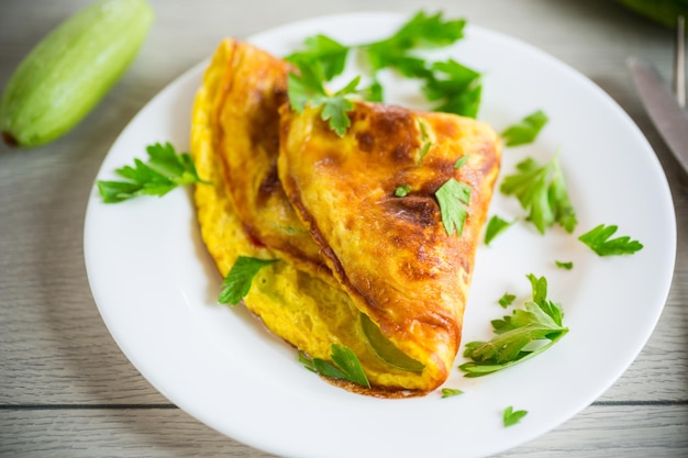 Frittata fritta con zucchiniin un piatto su un tavolo di legno