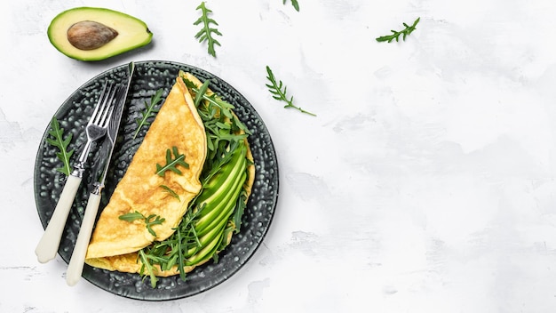 Frittata Frittata con avocado e rucola su piatto frittata italiana Dieta sana cibo per colazione Gustoso cibo mattutino Formato banner lungo vista dall'alto