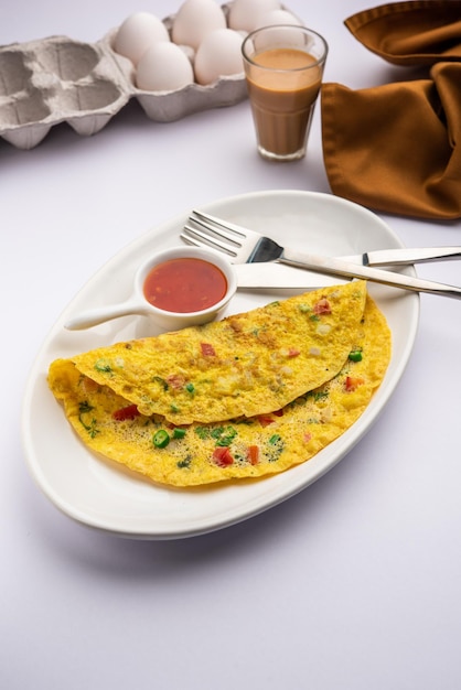 Frittata Masala speziata indiana ripiena di pasto sano di verdure fresche