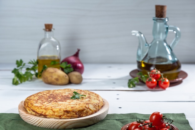 Frittata spagnola tradizionale sulla tavola di legno