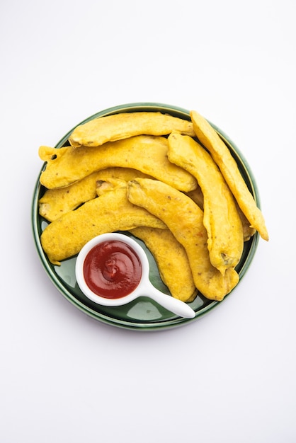 Frittella di banana o pakora o kela crudo pakodaÃƒÂ‚Ã‚Â o bajji servito con chutney. Spuntino popolare dal Kerala, dall'India o dall'Indonesia. servito con tè