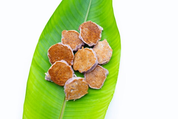 Frittella di cocco su sfondo bianco