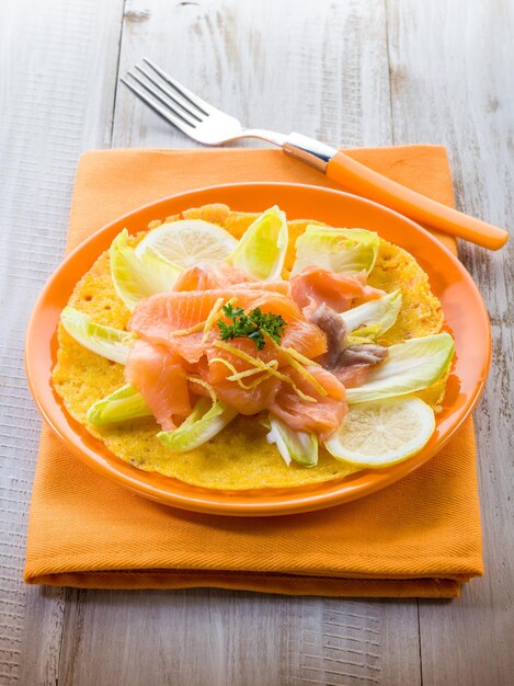 Frittella di mais con insalata di scarola e salmone affumicato