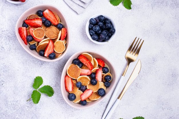 Frittella dolce di cereali con frutti di bosco