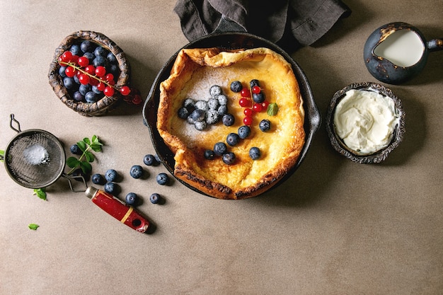 Frittella olandese con frutti di bosco