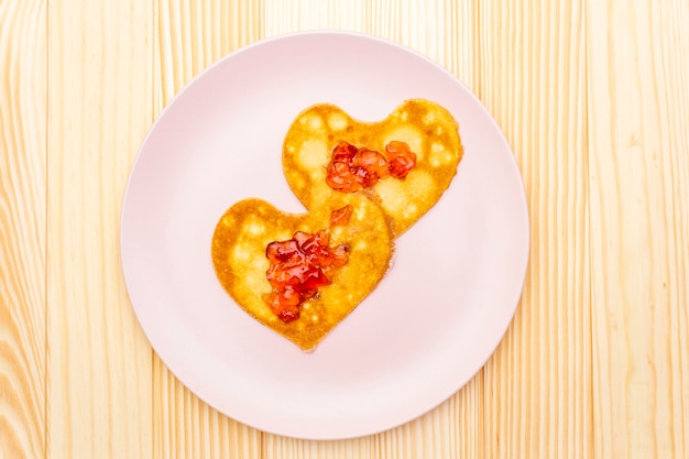 Frittelle a forma di cuore per colazione romantica con marmellata di fragole