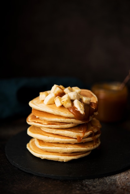 Frittelle americane con caramello e banana