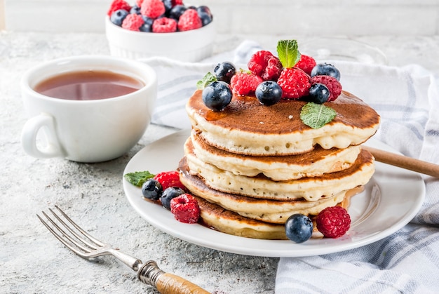 Frittelle americane con frutti di bosco freschi