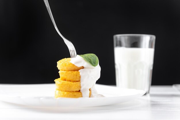 Frittelle americane da colazione con polenta fritta con panna acida di farina di mais