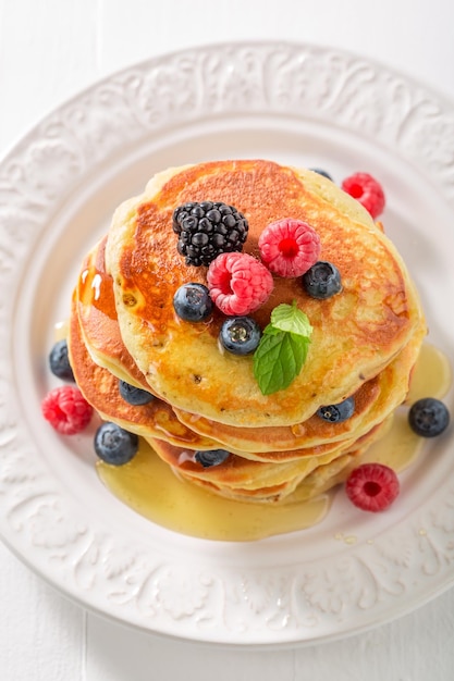 Frittelle americane gustose con mirtilli e lamponi