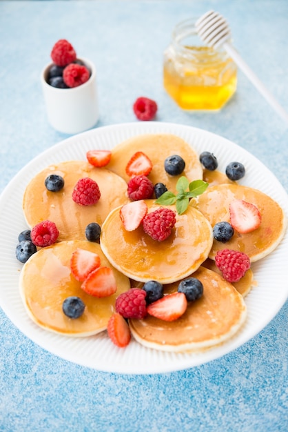 Frittelle americane per colazione con miele e frutti di bosco