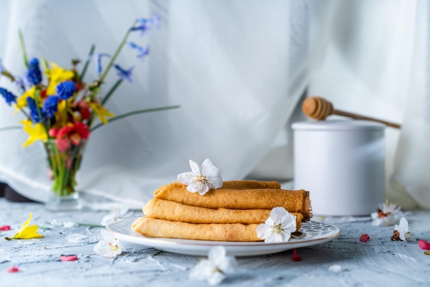 frittelle appetitose sul piatto bianco concetto di colazione primaverile del buongiorno