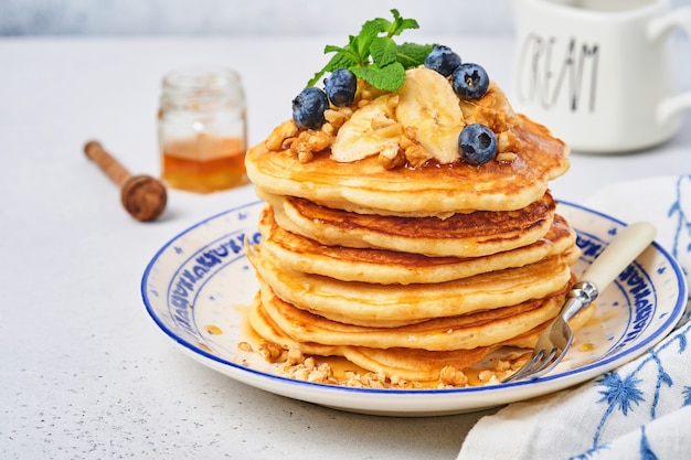 Frittelle con banana, noce, miele e caramello per una colazione