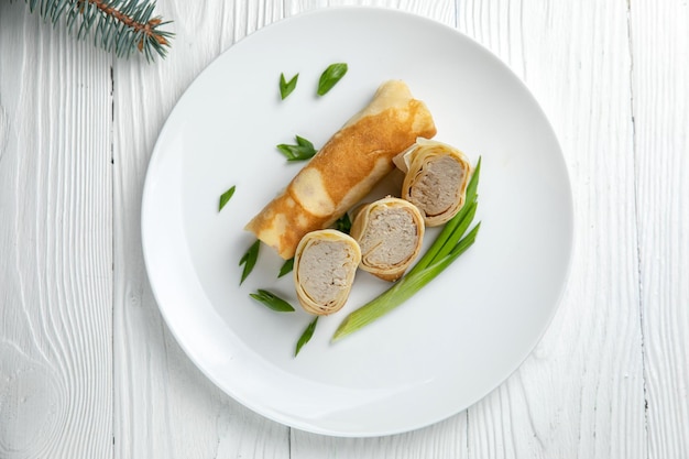 frittelle con carne macinata su un tavolo di legno Cena di Natale