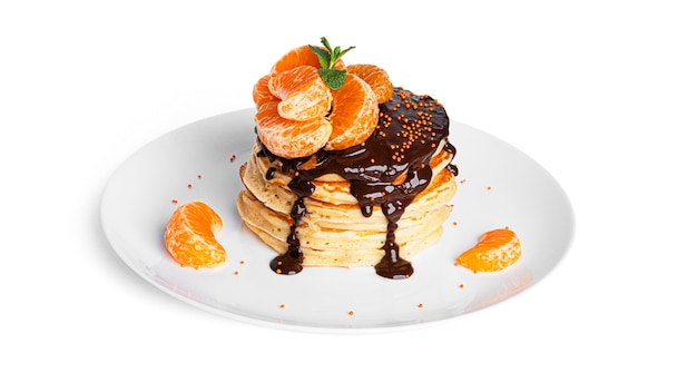 Frittelle con cioccolato e mandarini isolati su bianco.