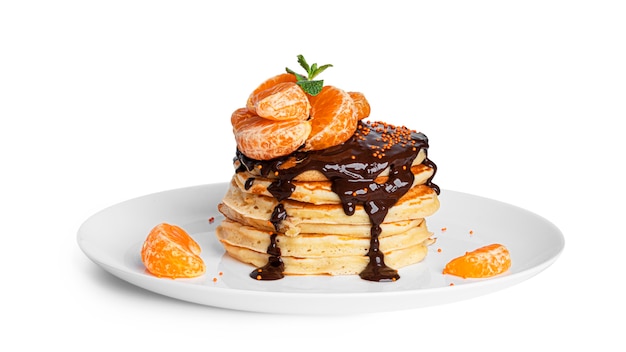 Frittelle con cioccolato e mandarini isolati su bianco.